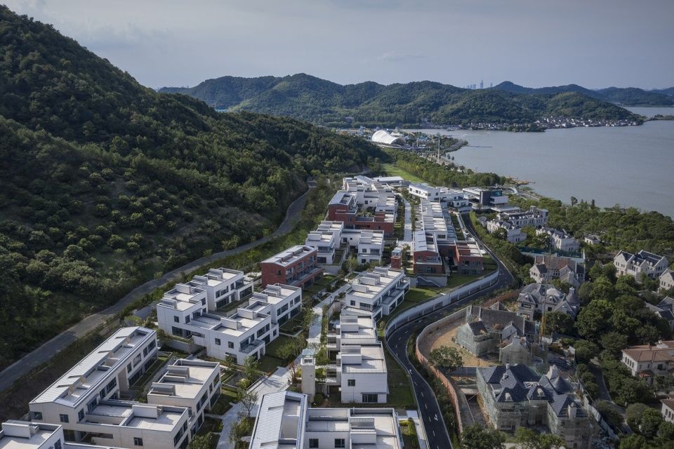 宁波茶亭·自由之滨 | 山地小镇的湖景商业与办公空间