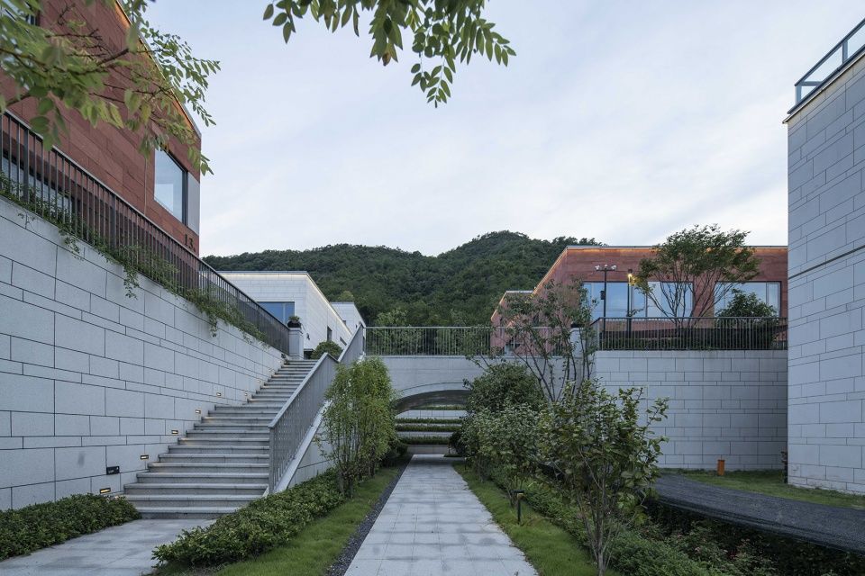 宁波茶亭·自由之滨 | 山地小镇的湖景商业与办公空间
