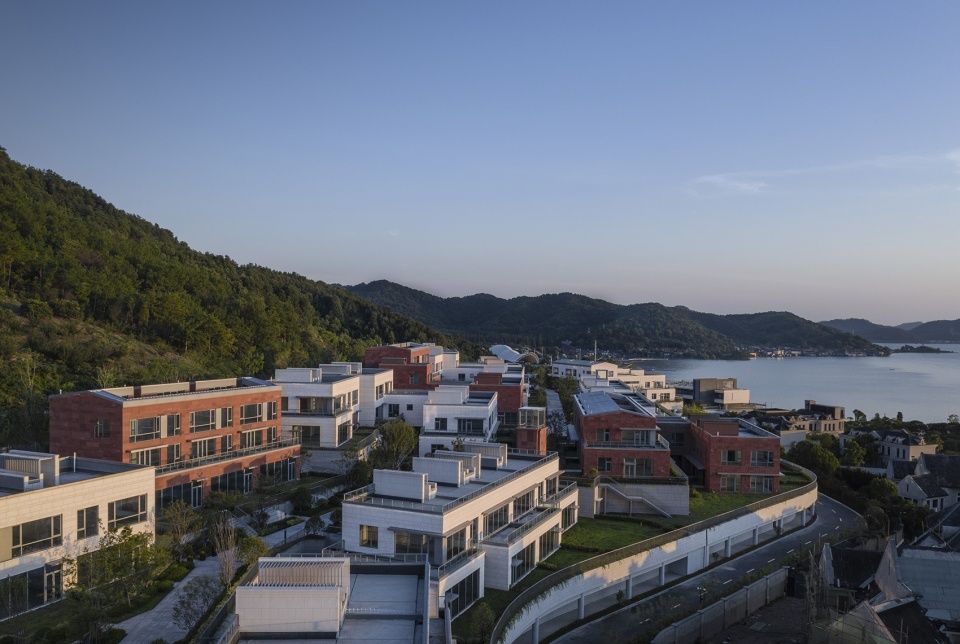 宁波茶亭·自由之滨 | 山地小镇的湖景商业与办公空间