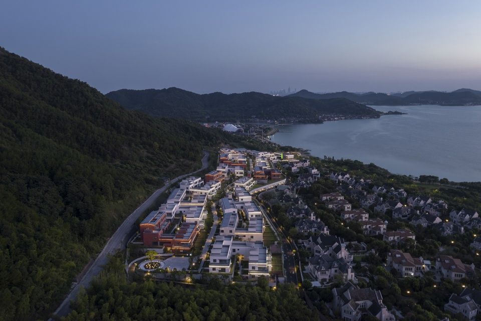宁波茶亭·自由之滨 | 山地小镇的湖景商业与办公空间