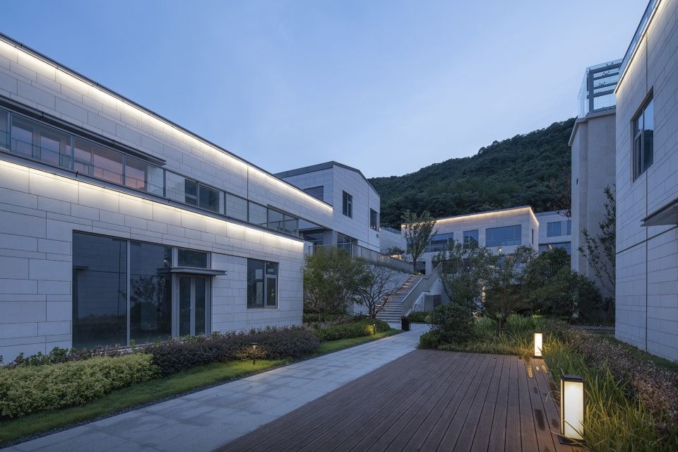 宁波茶亭·自由之滨 | 山地小镇的湖景商业与办公空间