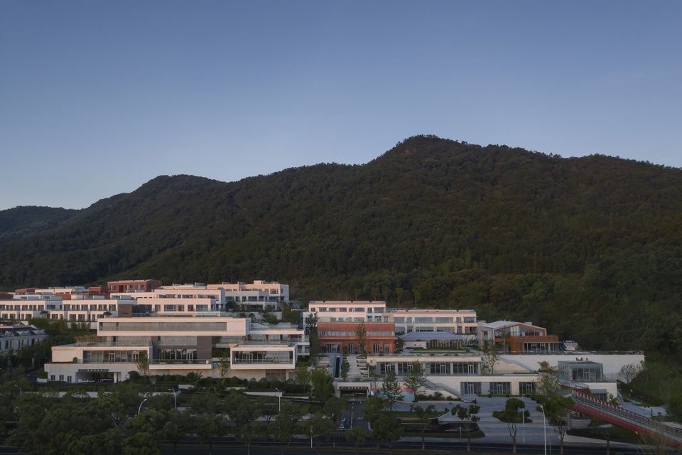 宁波茶亭·自由之滨 | 山地小镇的湖景商业与办公空间
