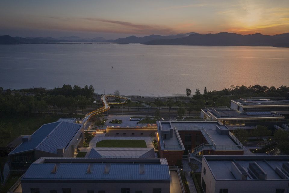 宁波茶亭·自由之滨 | 山地小镇的湖景商业与办公空间