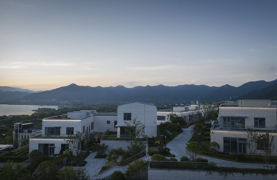 宁波茶亭·自由之滨 | 山地小镇的湖景商业与办公空间
