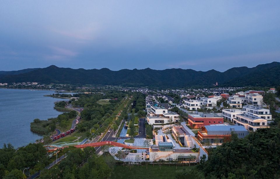 宁波茶亭·自由之滨 | 山地小镇的湖景商业与办公空间
