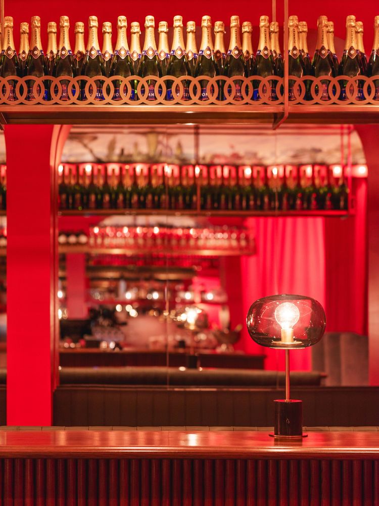 梦回七零年代，重塑蒙特利尔夜生活地标——Vol de Nuit 酒吧设计