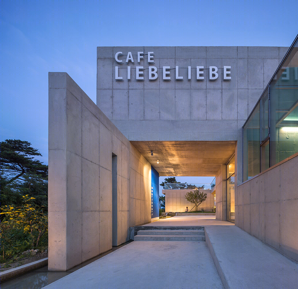 韩国 LIEBELIEBE 咖啡馆 | 海岸线上的自然与人工共生空间