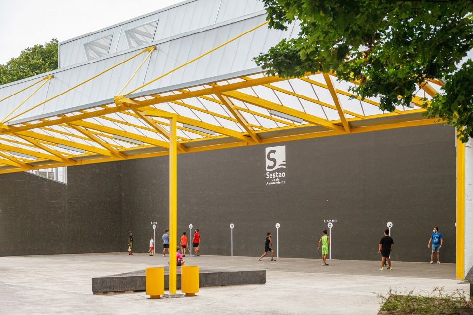 西班牙塞斯陶索尔广场改造 | 工业风金属结构激活社区空间