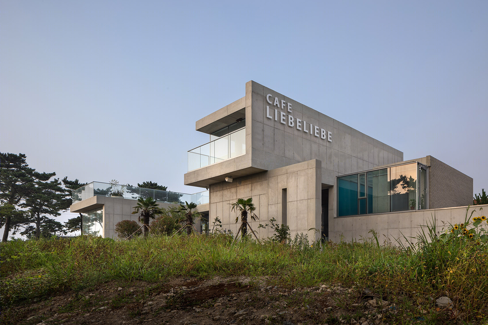 韩国 LIEBELIEBE 咖啡馆 | 海岸线上的自然与人工共生空间