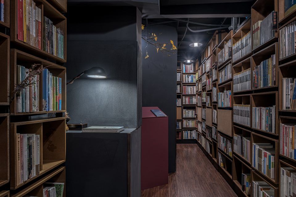 悦阅书店 | 蝶翼门里的文史哲与通识空间