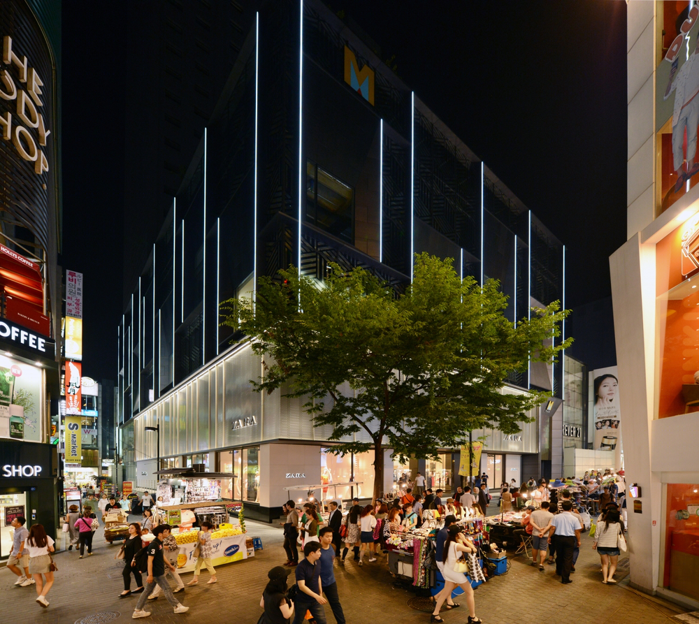 韩国明洞 M Plaza 购物中心 | 动感立面与繁华商业的完美融合