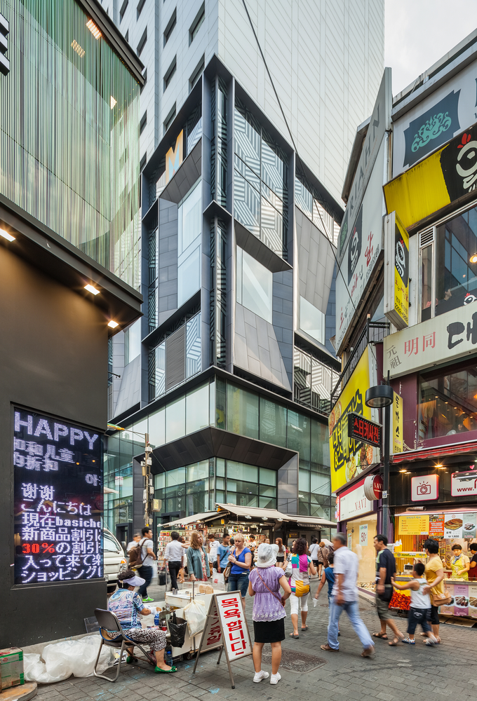 韩国明洞 M Plaza 购物中心 | 动感立面与繁华商业的完美融合