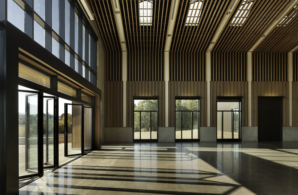Hacker Architects 打造绿色安全堡垒 | Oregon Military Department 的 Colonel Nesmith Readiness Center
