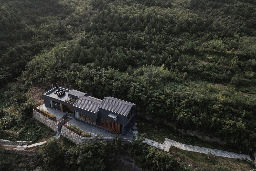 北京半山民宿 | 融入自然的灰色调建筑
