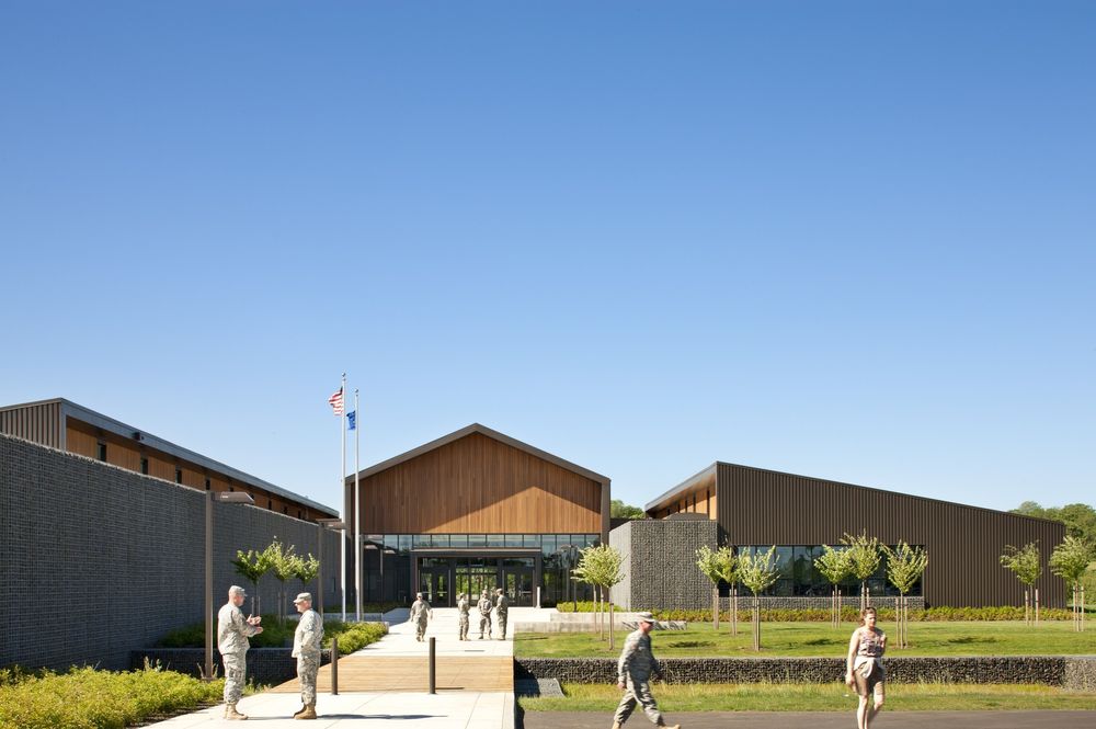 Hacker Architects 打造绿色安全堡垒 | Oregon Military Department 的 Colonel Nesmith Readiness Center