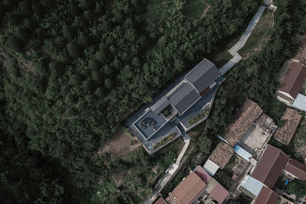 北京半山民宿 | 融入自然的灰色调建筑
