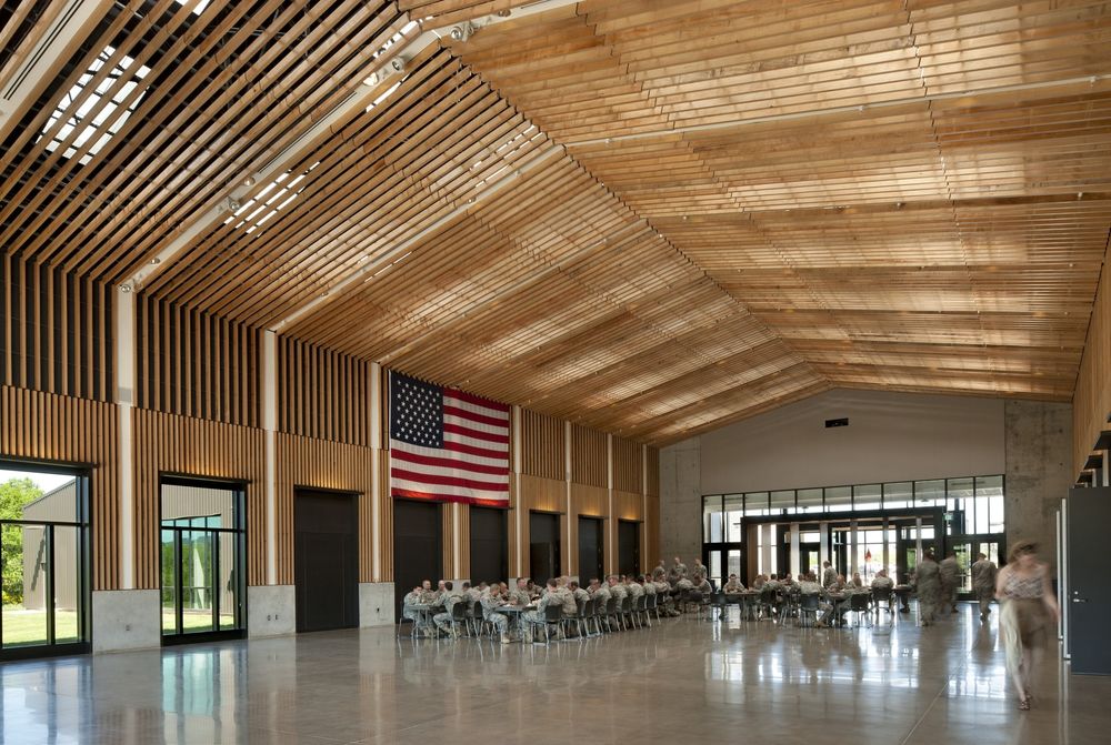 Hacker Architects 打造绿色安全堡垒 | Oregon Military Department 的 Colonel Nesmith Readiness Center