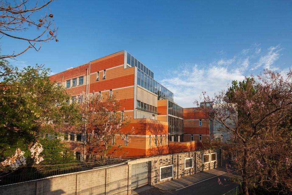 北京汇佳国际学校行政楼改造 | 现代简约与自然光线交融