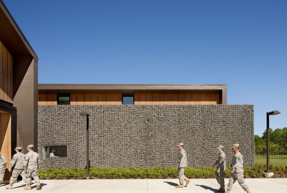 Hacker Architects 打造绿色安全堡垒 | Oregon Military Department 的 Colonel Nesmith Readiness Center