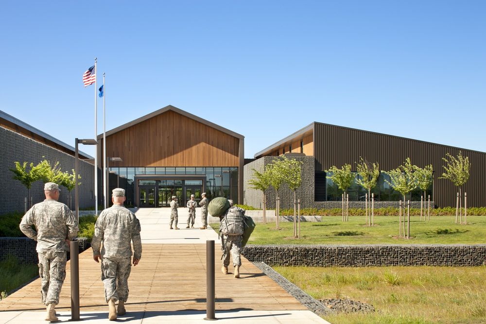 Hacker Architects 打造绿色安全堡垒 | Oregon Military Department 的 Colonel Nesmith Readiness Center