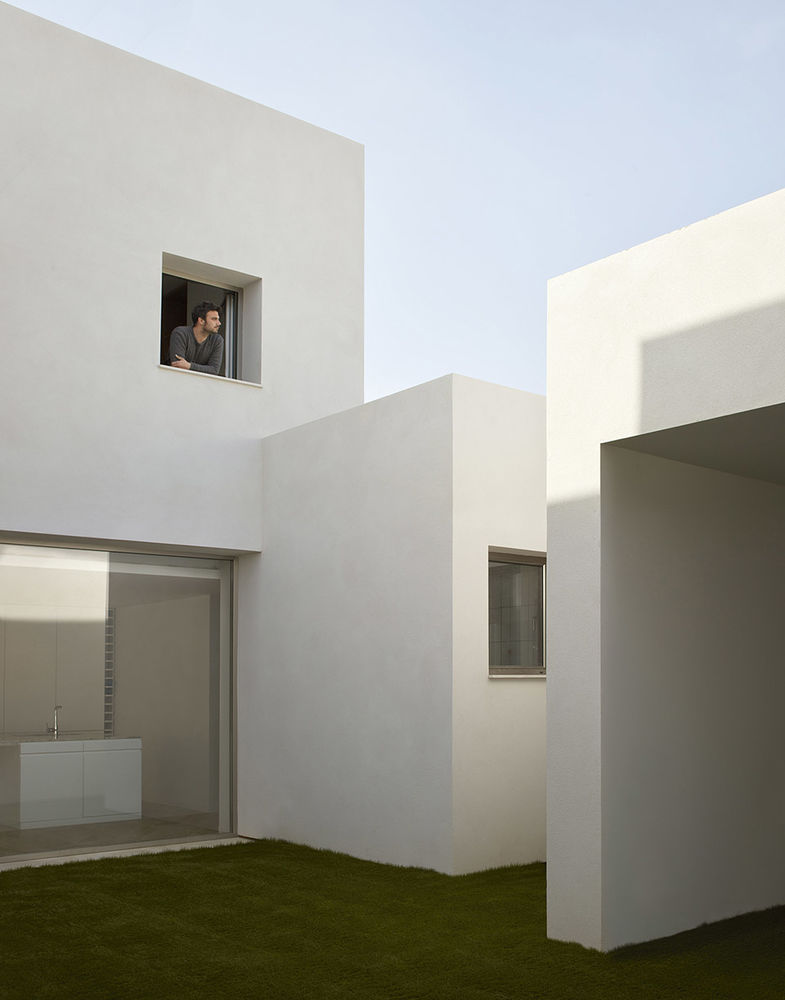 西班牙 CASA AVM 住宅 | 雕刻体量，实现室内外空间流畅过渡