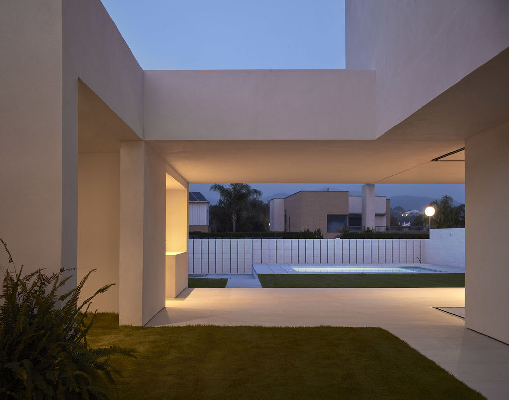 西班牙 CASA AVM 住宅 | 雕刻体量，实现室内外空间流畅过渡