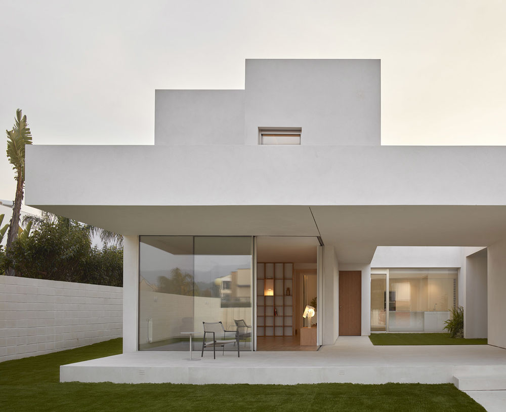 西班牙 CASA AVM 住宅 | 雕刻体量，实现室内外空间流畅过渡