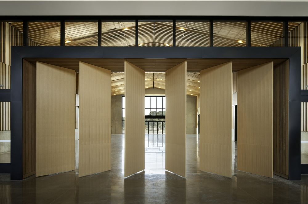 Hacker Architects 打造绿色安全堡垒 | Oregon Military Department 的 Colonel Nesmith Readiness Center