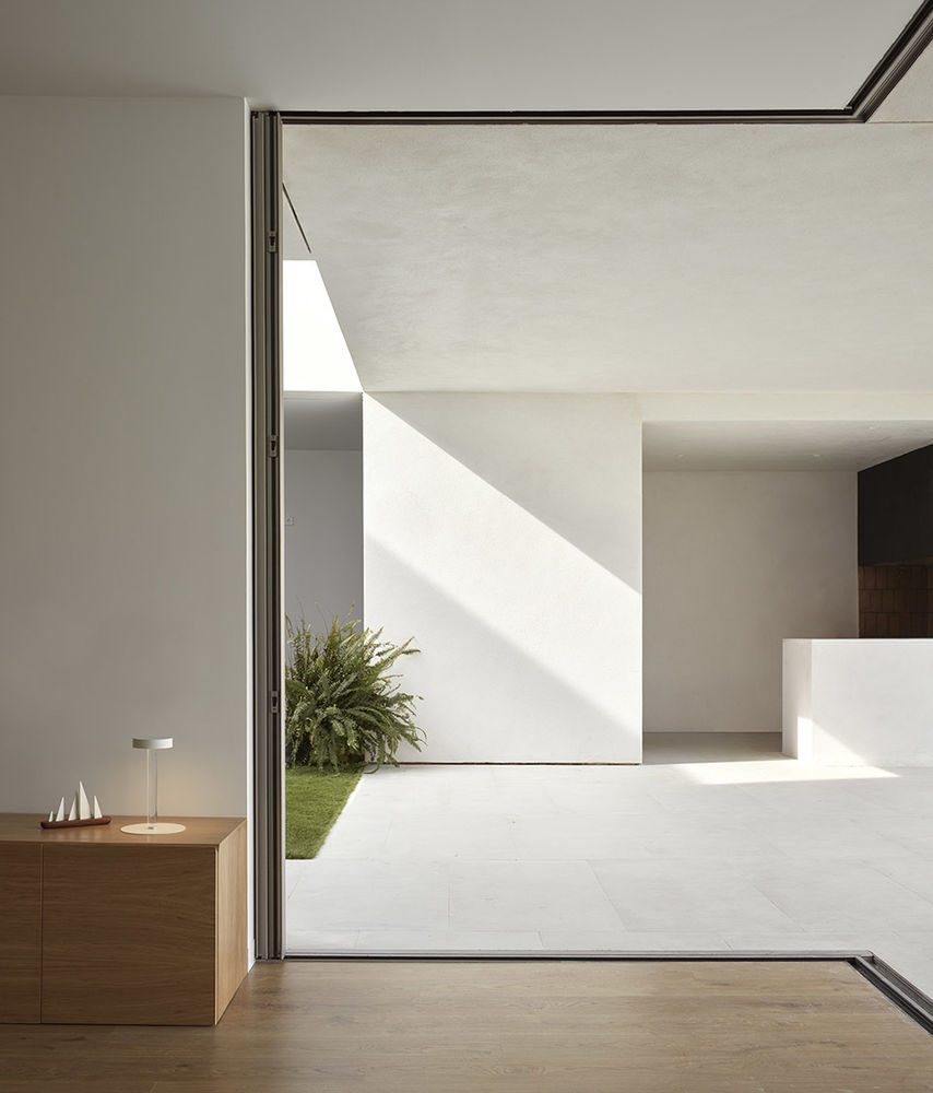 西班牙 CASA AVM 住宅 | 雕刻体量，实现室内外空间流畅过渡