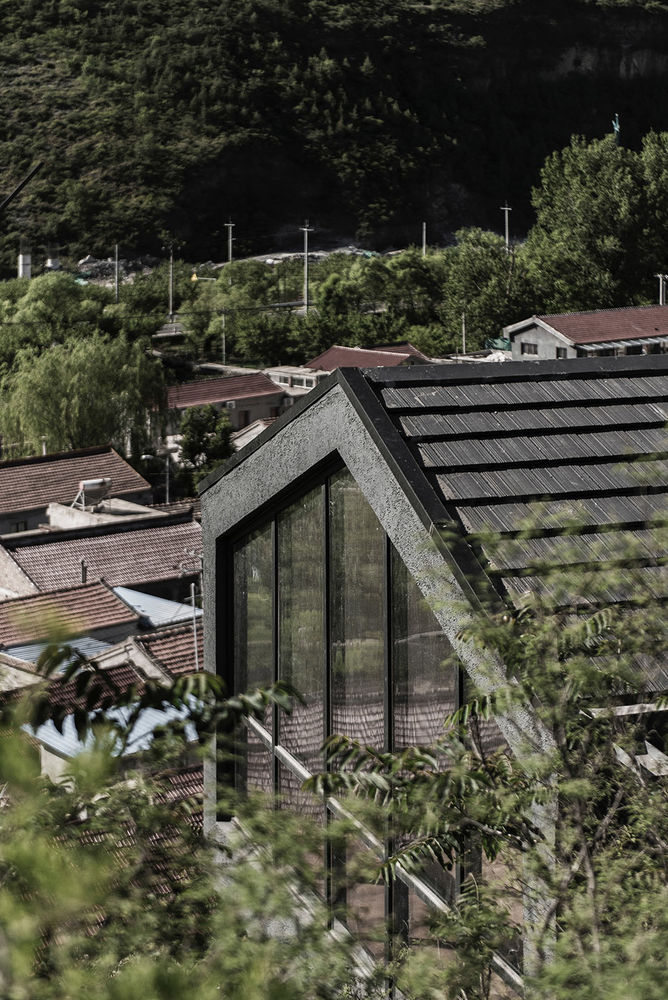 北京半山民宿 | 融入自然的灰色调建筑