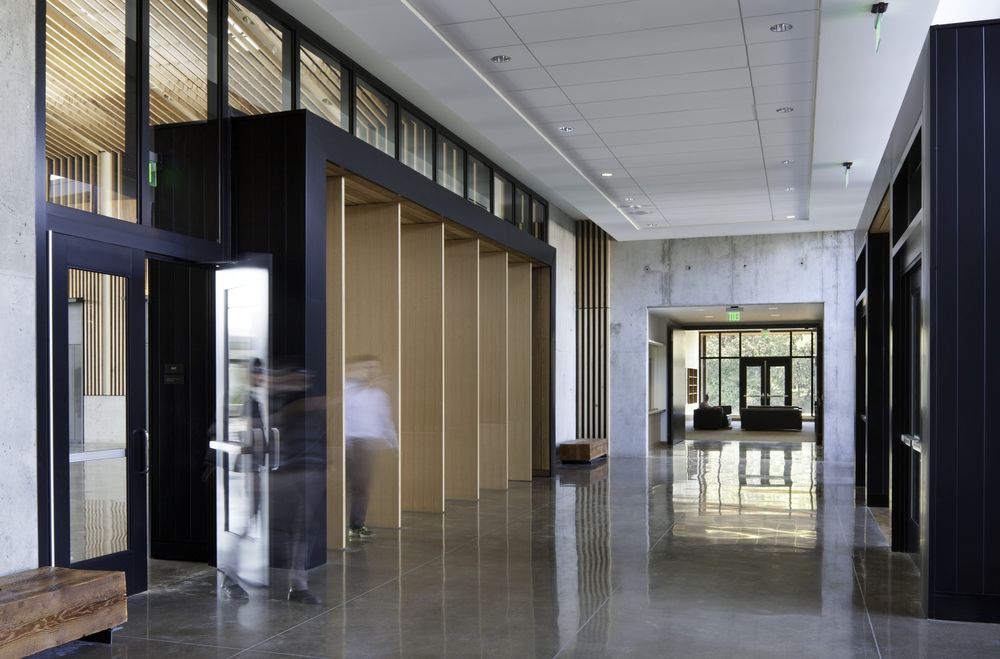 Hacker Architects 打造绿色安全堡垒 | Oregon Military Department 的 Colonel Nesmith Readiness Center