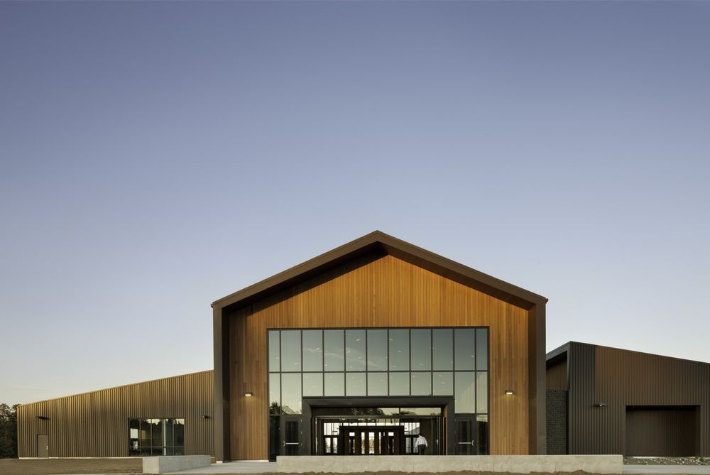 Hacker Architects 打造绿色安全堡垒 | Oregon Military Department 的 Colonel Nesmith Readiness Center
