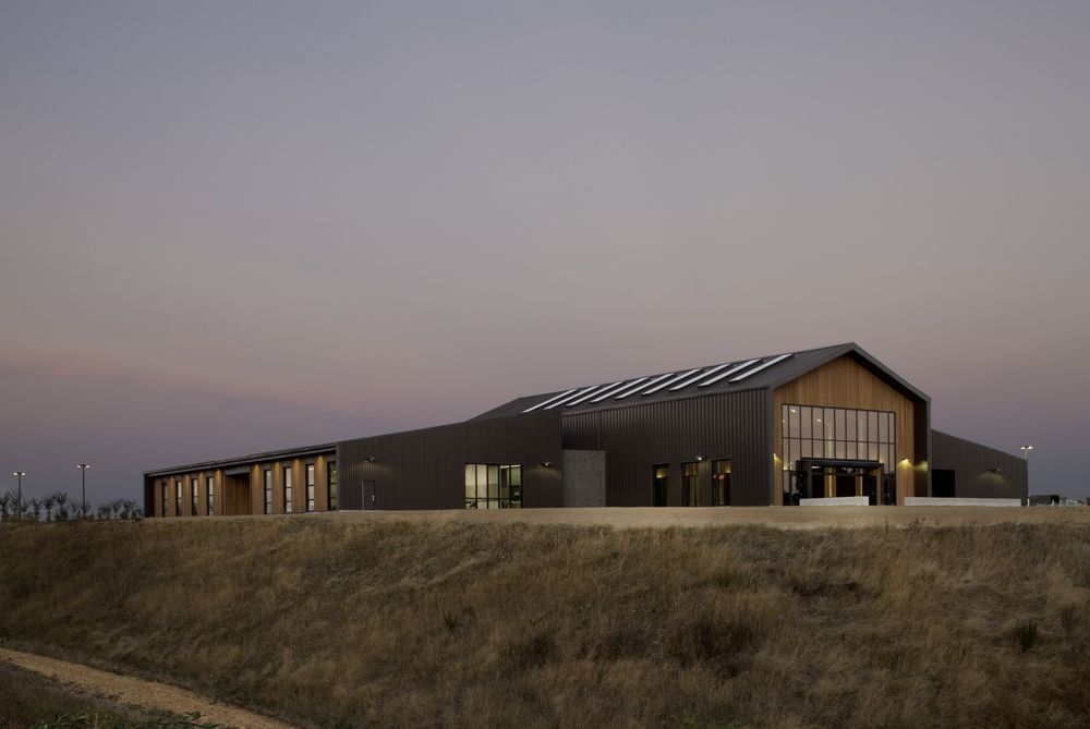 Hacker Architects 打造绿色安全堡垒 | Oregon Military Department 的 Colonel Nesmith Readiness Center
