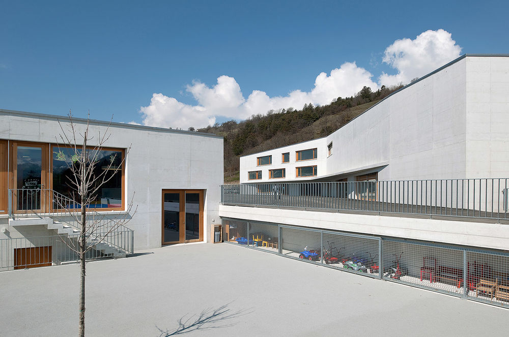 阿尔卑斯山谷间的小学校