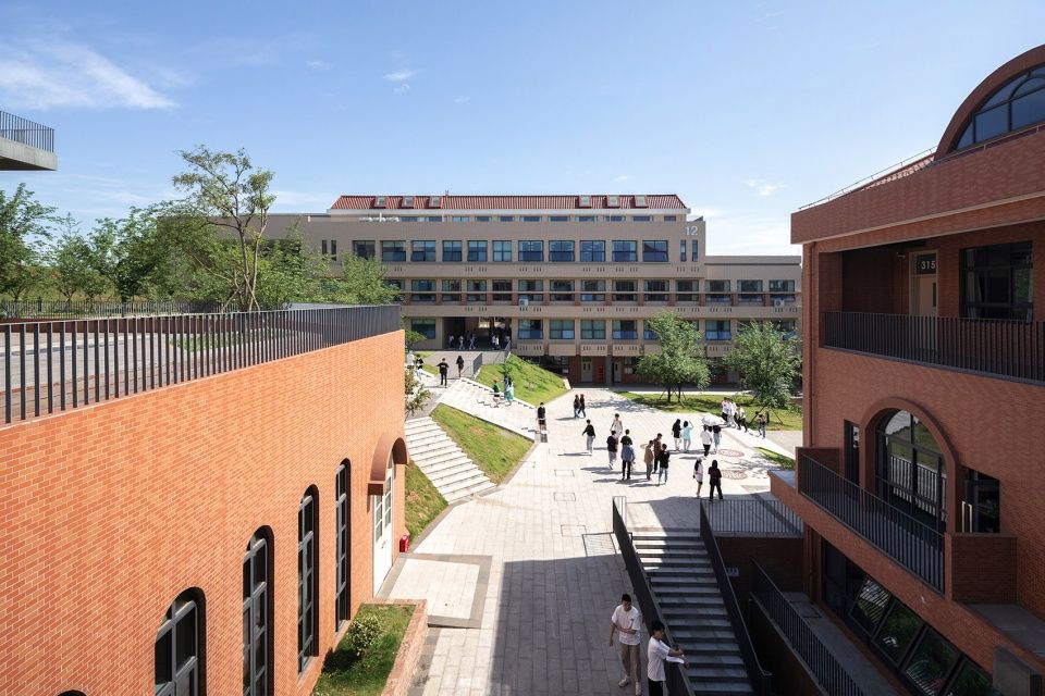 四川国际标榜职业学院 | 人文关怀与环境共生的现代教育建筑典范