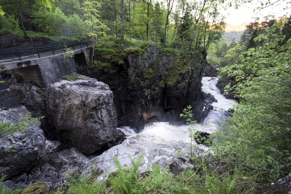 挪威 Kvåsfossen 游客中心 | 悬崖边的现代传统交融