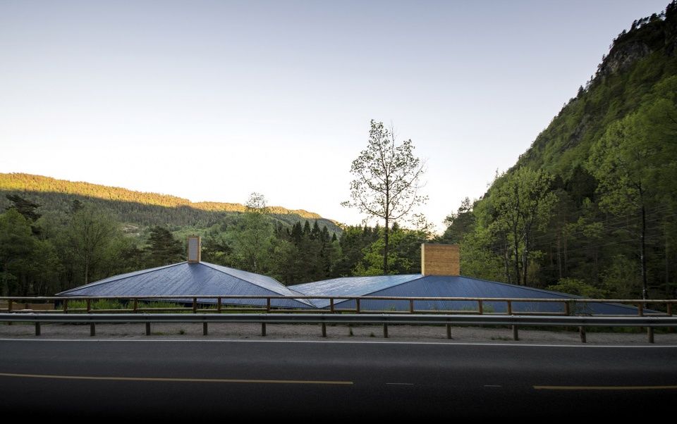 挪威 Kvåsfossen 游客中心 | 悬崖边的现代传统交融