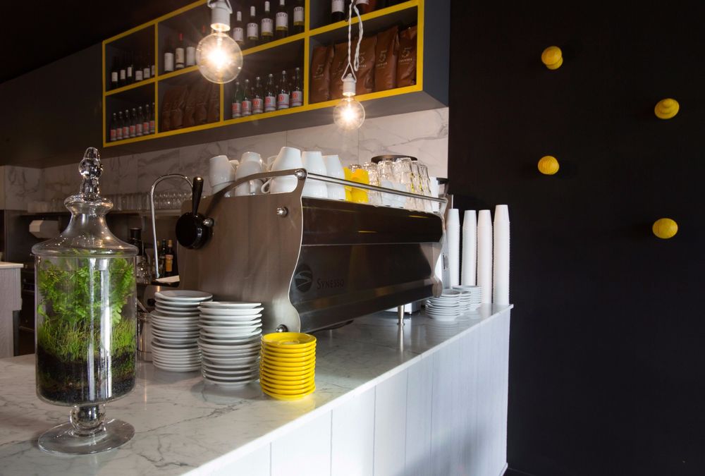 St Kilda 复古黑色咖啡店，法国设计之家 Merci 壁纸引入温暖品格
