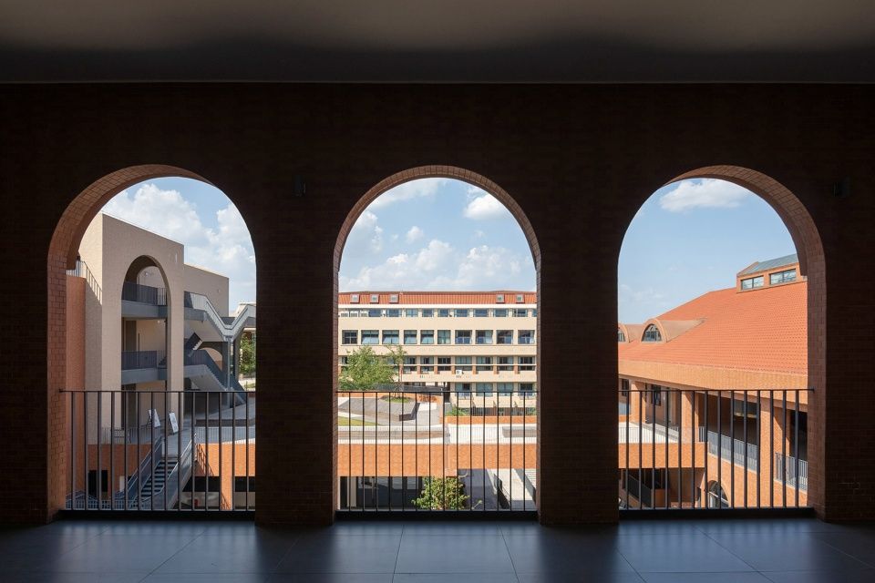 四川国际标榜职业学院 | 人文关怀与环境共生的现代教育建筑典范