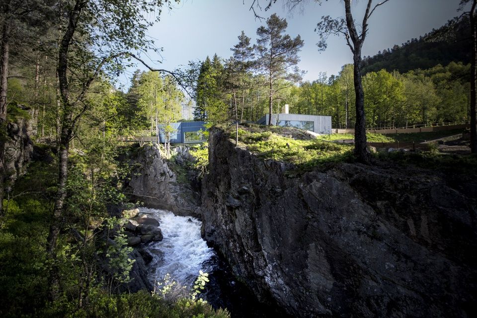 挪威 Kvåsfossen 游客中心 | 悬崖边的现代传统交融