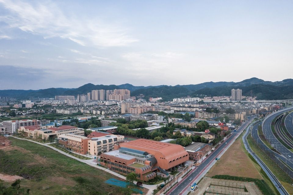 四川国际标榜职业学院 | 人文关怀与环境共生的现代教育建筑典范