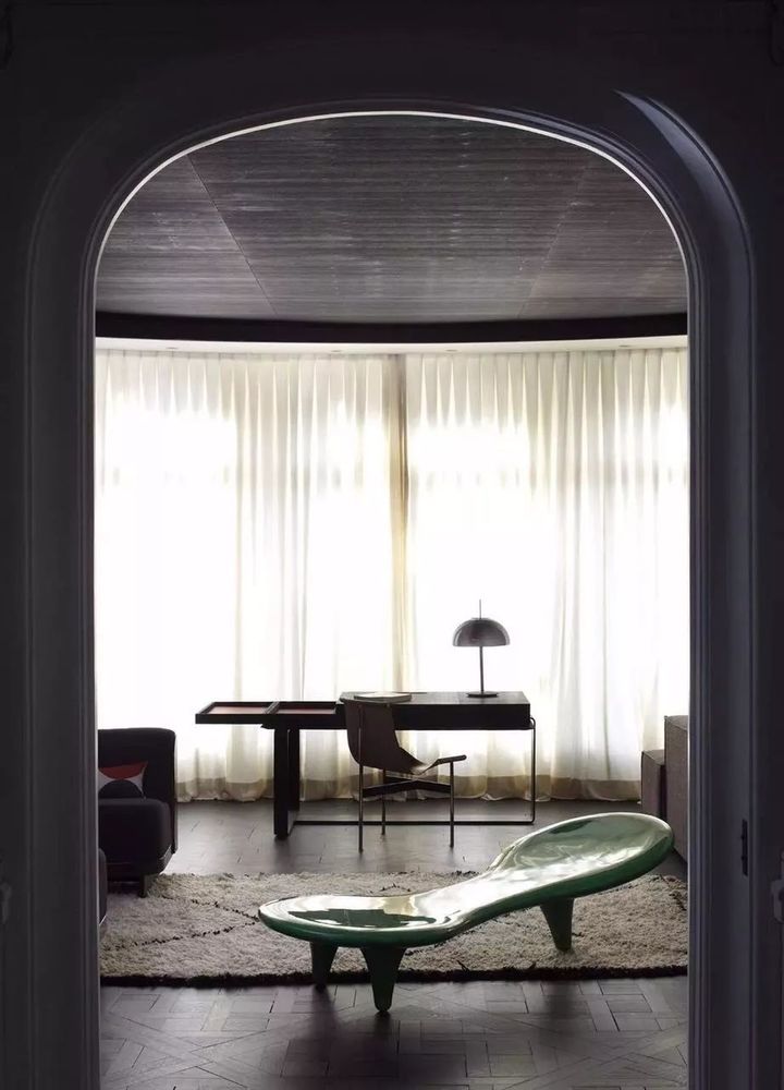 巴黎古建筑中的现代撞色设计