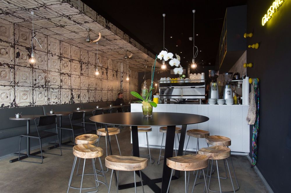 St Kilda 复古黑色咖啡店，法国设计之家 Merci 壁纸引入温暖品格