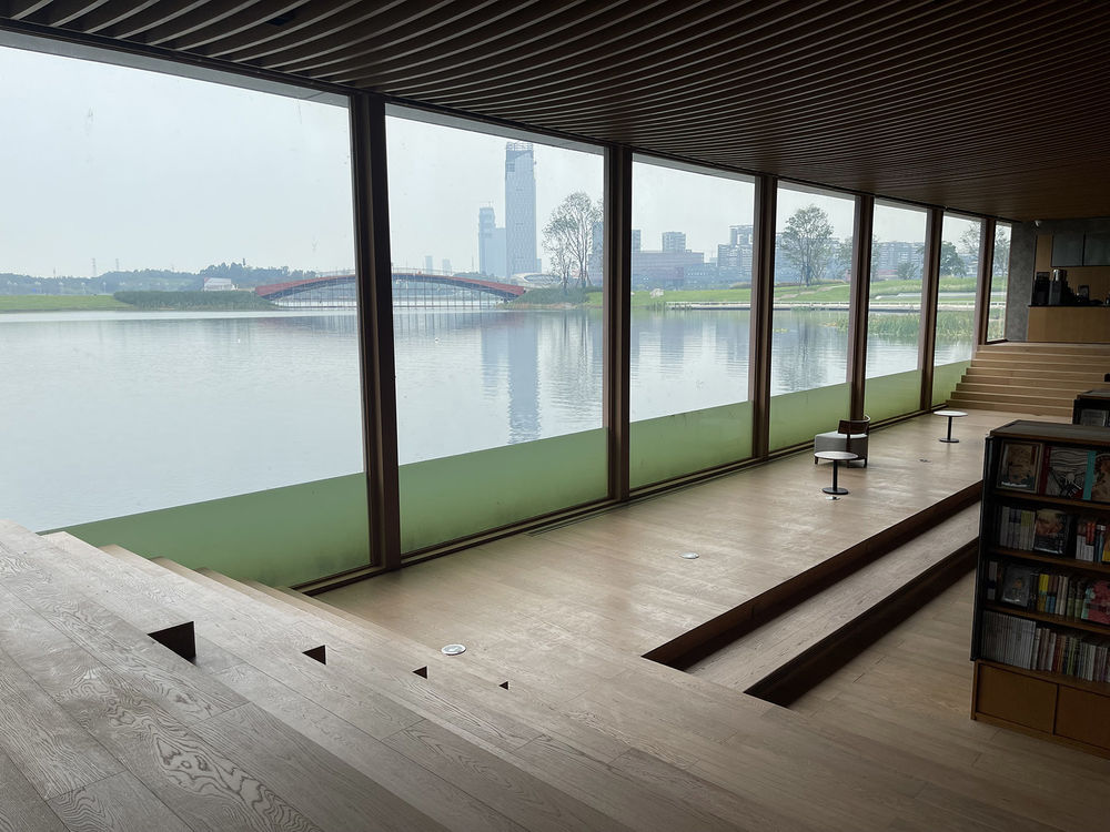 成都兴隆湖畔森林图书馆 | 水体净化，公园城市的活力展示