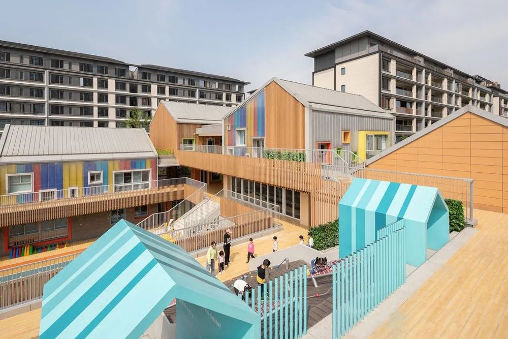 重庆两江新区鹿萍北郡幼儿园 | 垂直村落式的教育空间探索