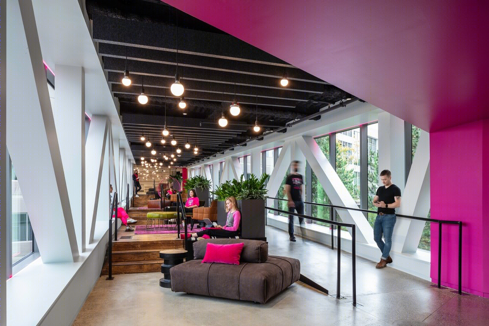 T-Mobile Bellevue 总部大楼，室内设计完美融合自然与活力