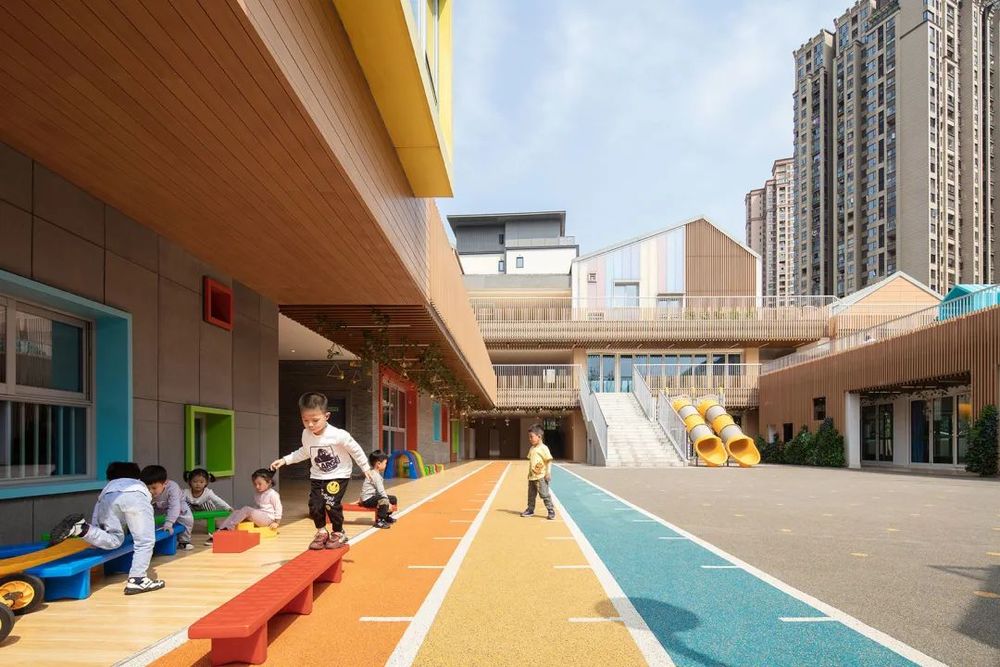 重庆两江新区鹿萍北郡幼儿园 | 垂直村落式的教育空间探索