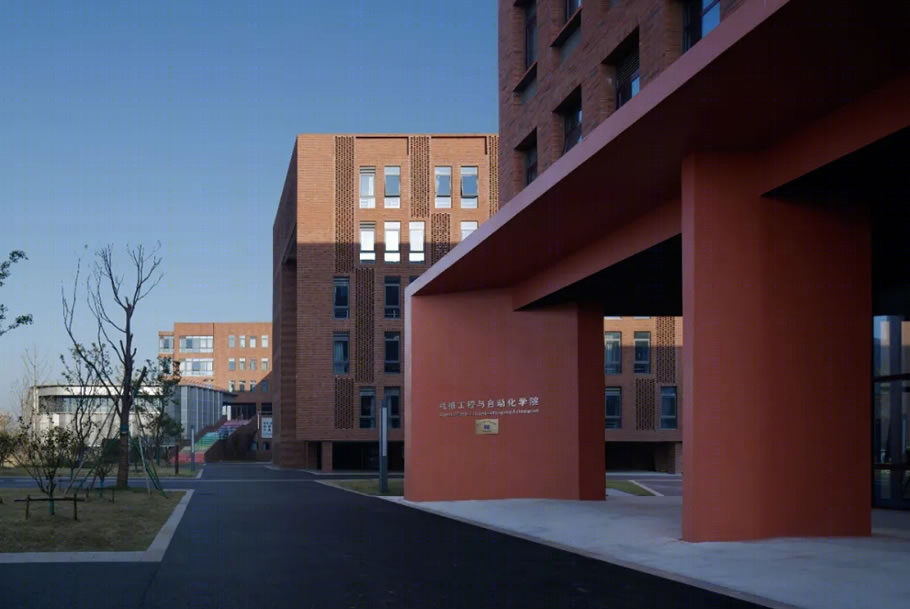宁波大学科技学院 | 从地下通道到下沉广场的校园空间重构