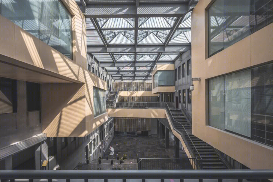 宁波大学科技学院 | 从地下通道到下沉广场的校园空间重构