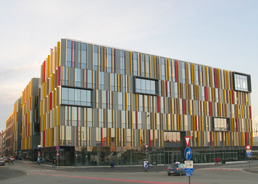 比利时 Aalst 邮局遗址改造，现代办公建筑融入历史工业遗迹